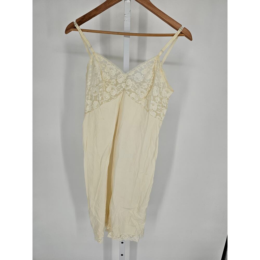 Vintage 1960s Pennys Womens Sz M 100% Nylon Nightgown Cream w/ Lace Details
